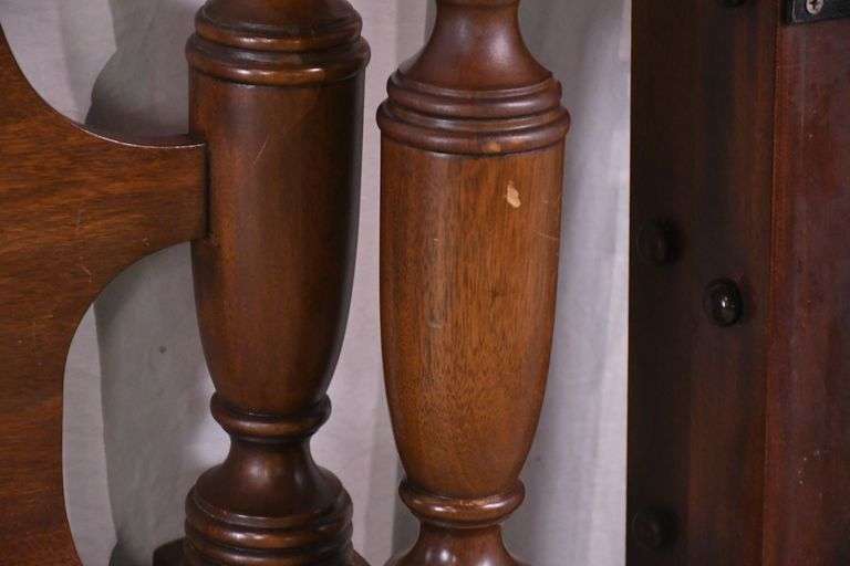Henkel-Harris mahogany 4 poster bed with rails; 192-3090
