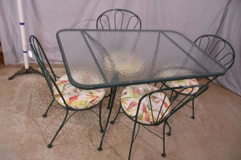 Green metal 5 piece patio dining set; 155-1105