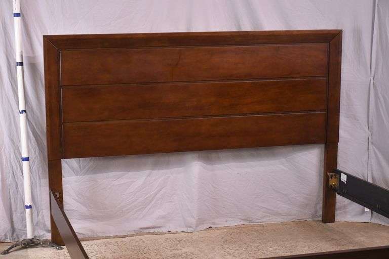 Raised panel king size bed with rails; 1153-091