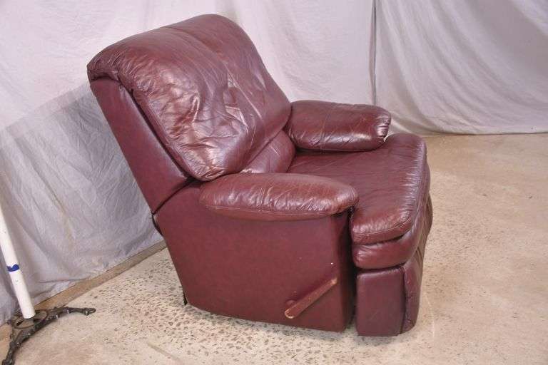 Flexsteel burgundy leather reclining armchair; 4934-001