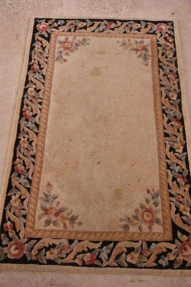 3.3'x5.3' hand tufted rug; 55-12205
