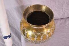 Small brass planter; 155-1112
