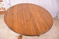 Round oak dining table with paw feet; 1116-726