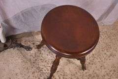 Adjustable height piano stool; 155-1117