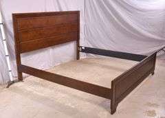 Raised panel king size bed with rails; 1153-091