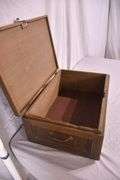 Early lift-top box; 18308-004