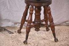 Adjustable height piano stool; 155-1117