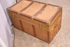 Vintage steamer trunk; 55-12321