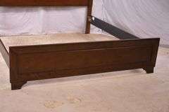 Raised panel king size bed with rails; 1153-091