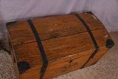 Vintage pine lift-top trunk; 55-12322