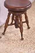 Adjustable height piano stool; 155-1117