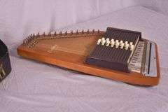 Oscar Schmidt Auto Harp with case; 55-12260