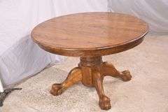 Round oak dining table with paw feet; 1116-726