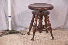 Adjustable height piano stool; 155-1117