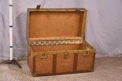 Vintage steamer trunk; 55-12321
