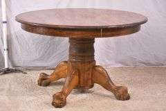 Round oak dining table with paw feet; 1116-726