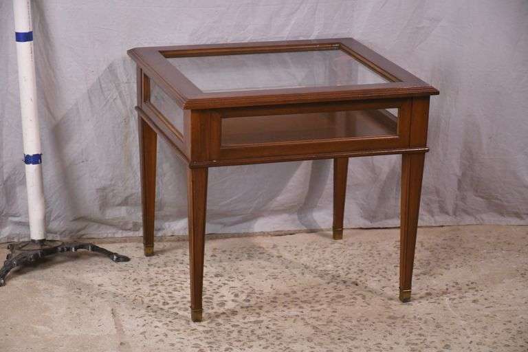 Cherry lift-top vitrine side table; 68-6528