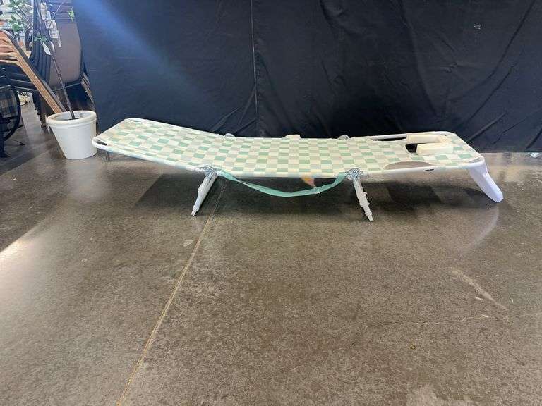 Folding Beach Chair(has some shipping dirt that can be wiped off)