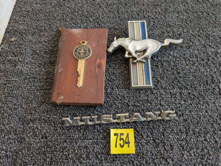 Lot of two Mustang badges and comemorative key