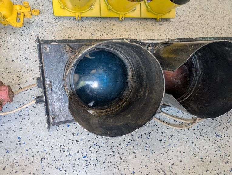 Vintage traffic Signal. Make Unknown