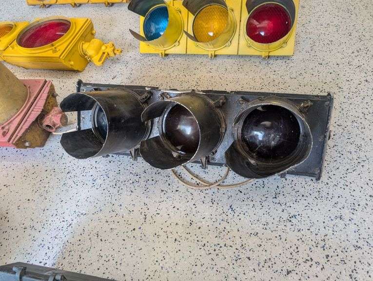 Vintage traffic Signal. Make Unknown