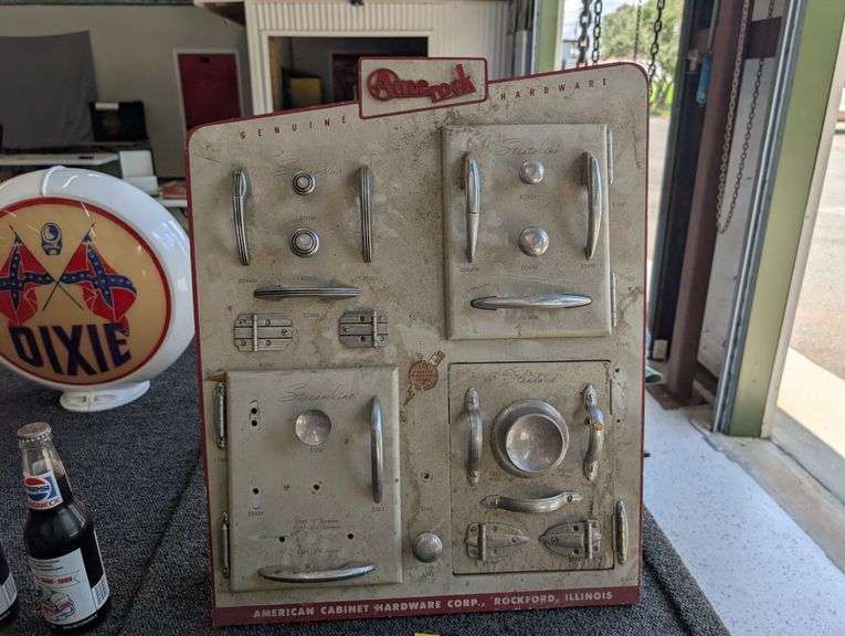 American cabinet hardware handle and latch display