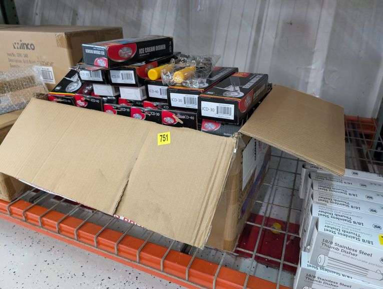 Large bulk lot of various sized ice cream dishers