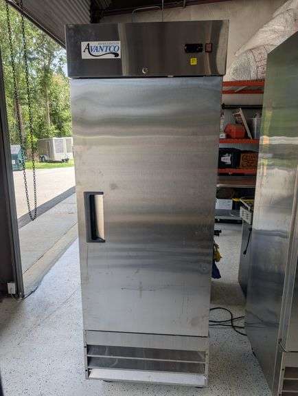 Avantco 178A19RHC Single Door Upright Cooler