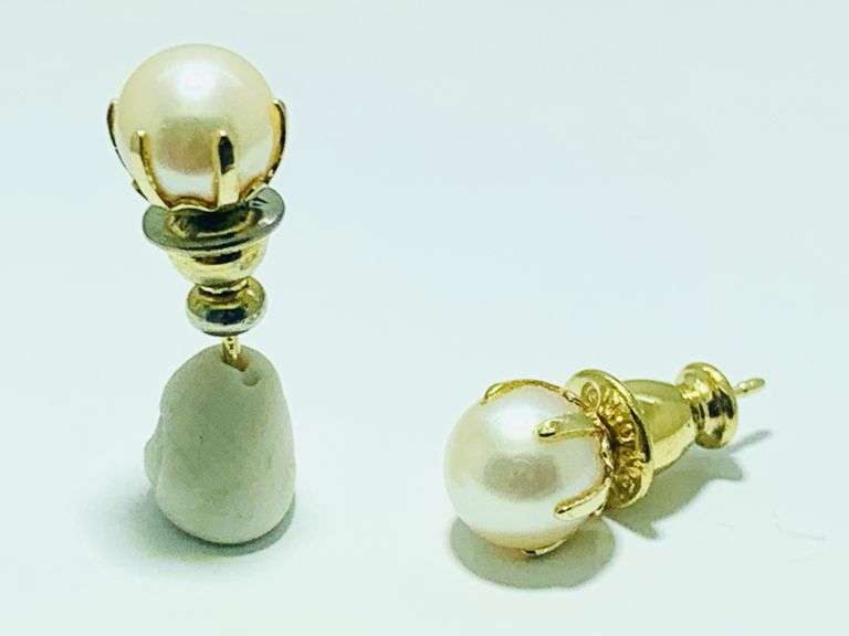 UNK Pearl Stud Earrings
