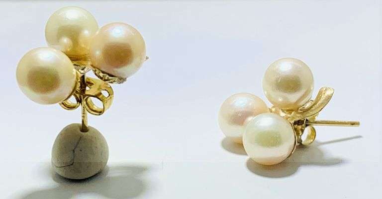 UNK Clover Design Pearl Earrings