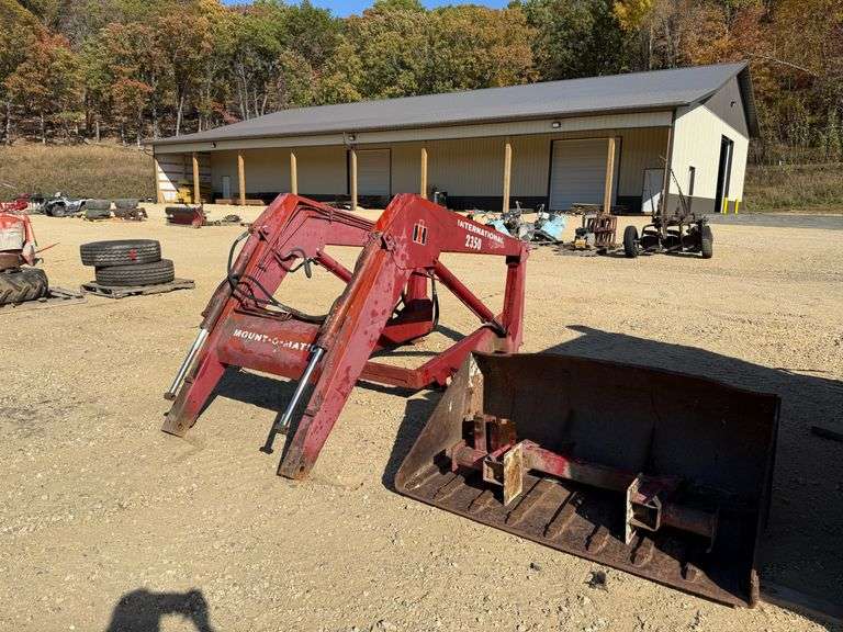 International 2350 Loader w/ Bucket