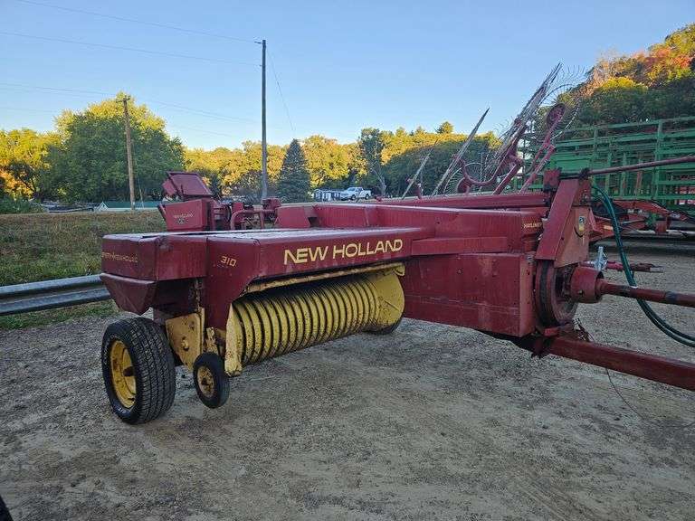 New Holland 310 Sm. Square Baler