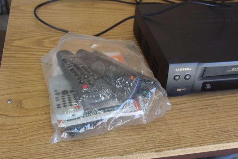 Sony 32" flat screen TV w/VHS player & remotes Lee Real Estate