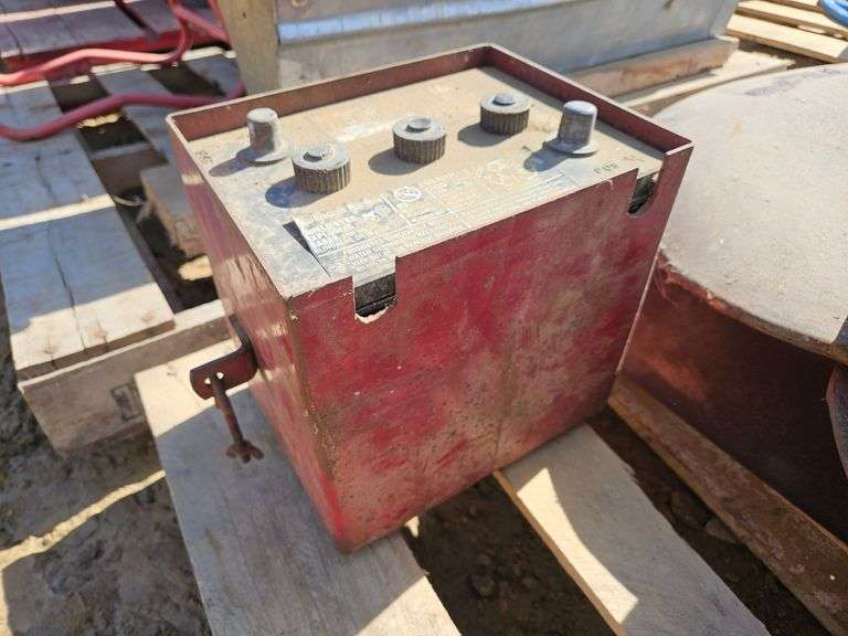 IH fenders, fan shroud tire w/rim & battery box w/battery Lee Real