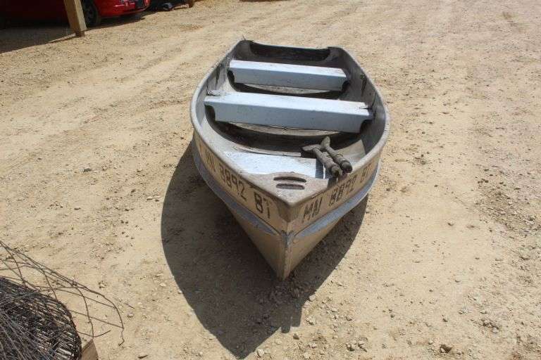Alumacraft 12' aluminum fishing boat w/oars