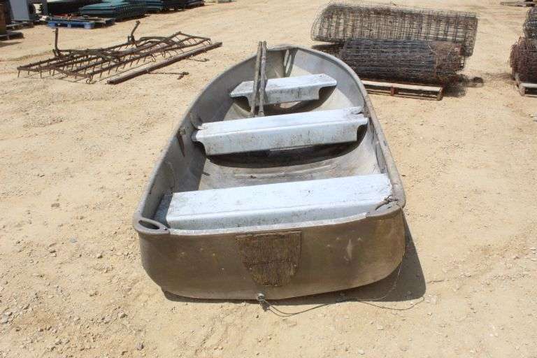 Alumacraft 12' aluminum fishing boat w/oars