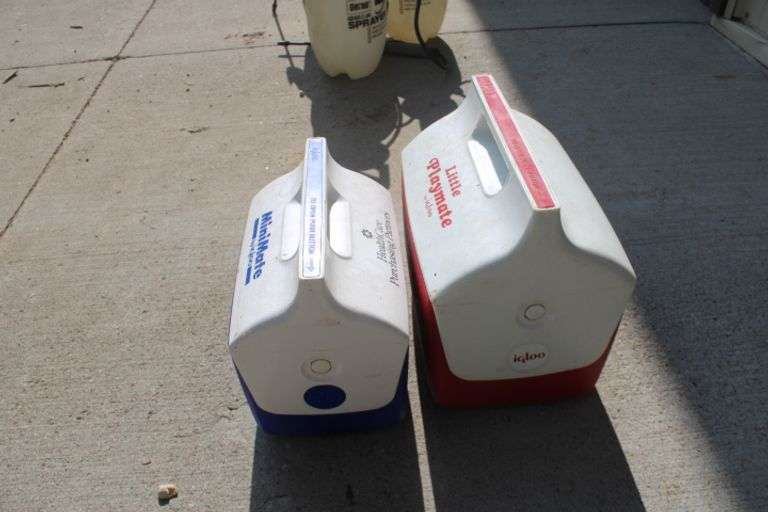 2 sm. Igloo coolers