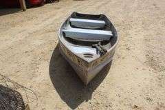 Alumacraft 12' aluminum fishing boat w/oars