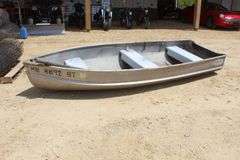 Alumacraft 12' aluminum fishing boat w/oars