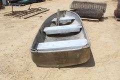 Alumacraft 12' aluminum fishing boat w/oars