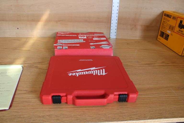 New Milwaukee 56 pc. 3/8 metric & standard socket set - Lee Real Estate ...