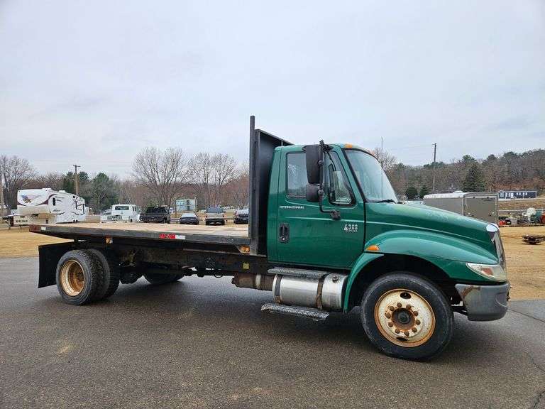 2004 IH 4300 Truck with Hoist