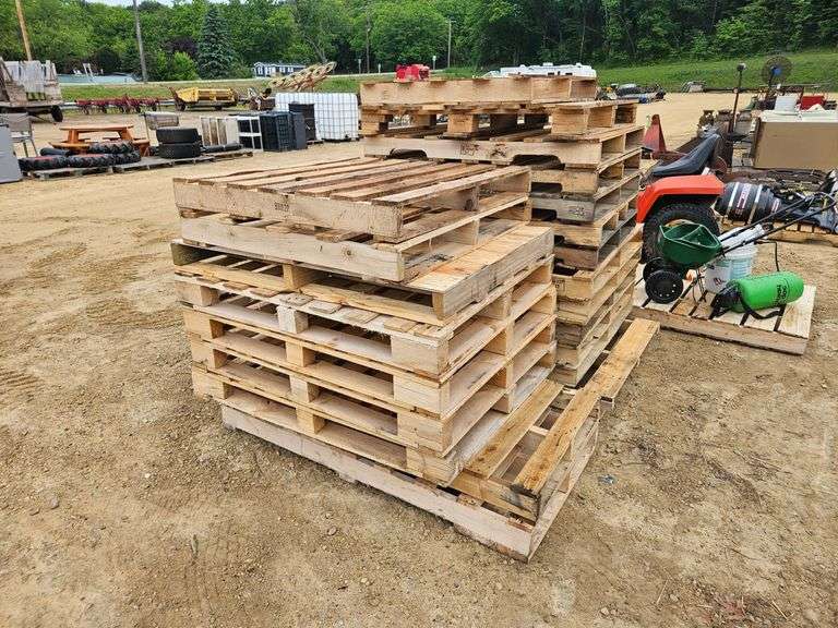 (22) Wooden Pallets
