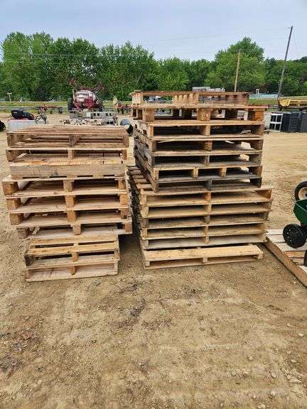 (22) Wooden Pallets