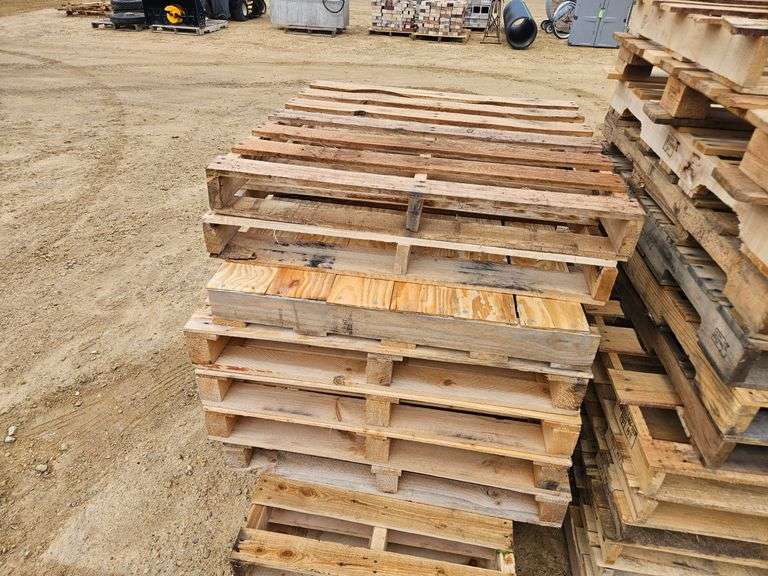 (22) Wooden Pallets