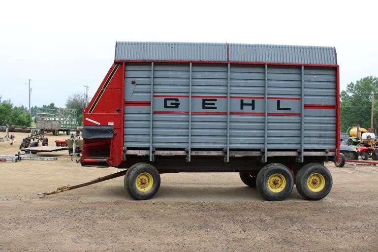 Gehl 970 chopper box w/tandem running gear