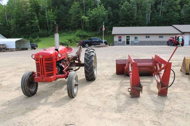 International 300 Utility tractor w/loader