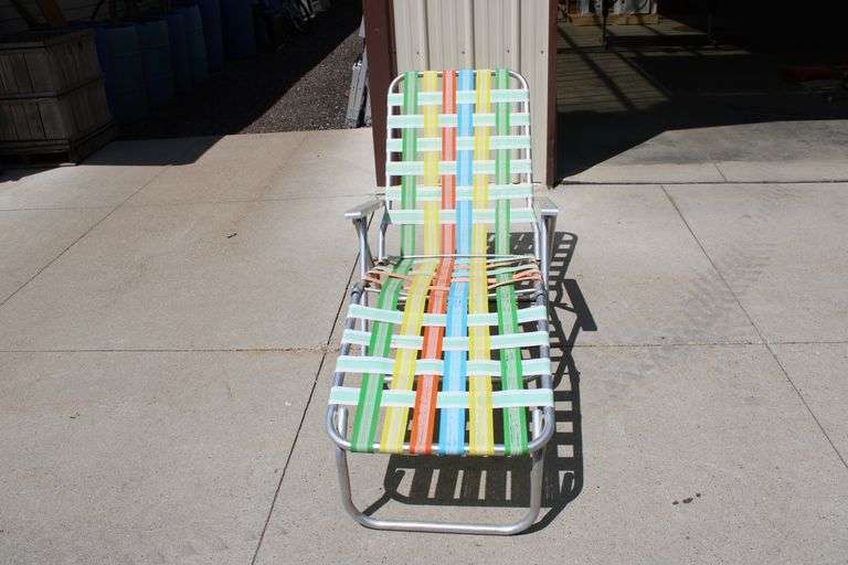 Folding lounge chair