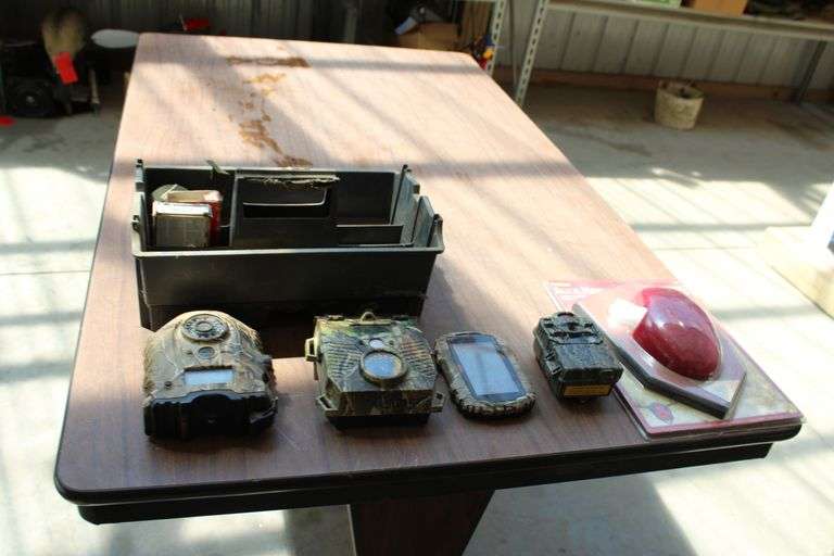 3 digital trail cameras, SD card viewer & mount kit