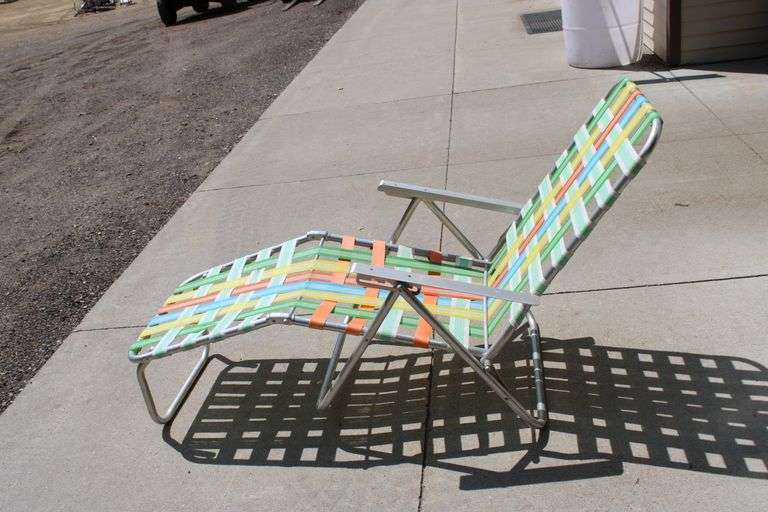 Folding lounge chair